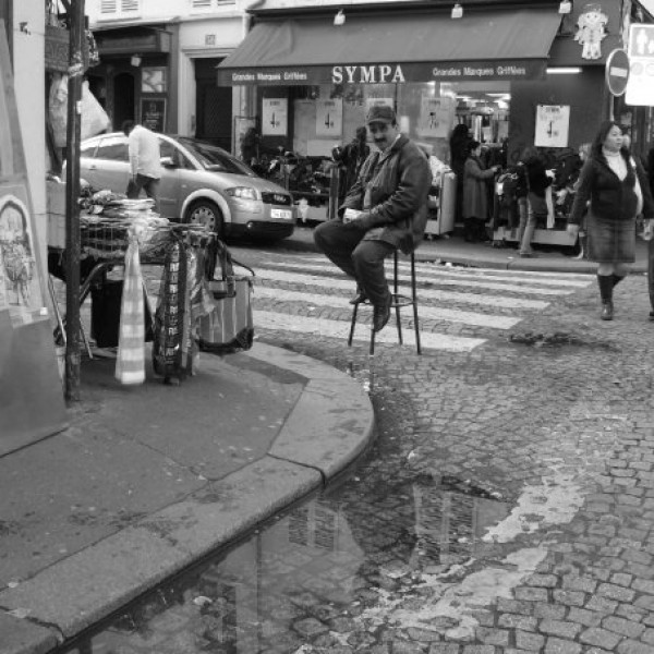 1. Egy árus a bazár soron közvetlenül a Sacre Coeur alatt